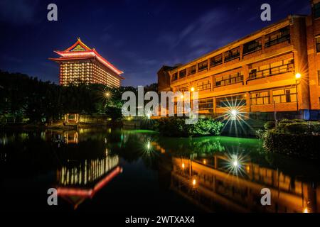 Nachtblick über das Grand Hotel vom nahe gelegenen Jugendzentrum in Taipei Stockfoto