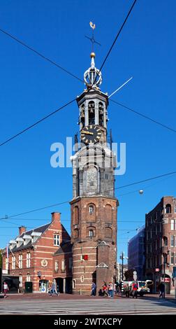 Amsterdam, Niederlande - 27. August 2017: Der Munttoren (Münzturm) ist ein Turm in Amsterdam, Niederlande. Es steht auf dem geschäftigen Muntplei Stockfoto