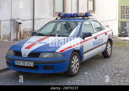 Porto, Portugal - 03. Juni 2018: Polizeiauto parkt vor einer Polizeiwache in der Altstadt. Stockfoto