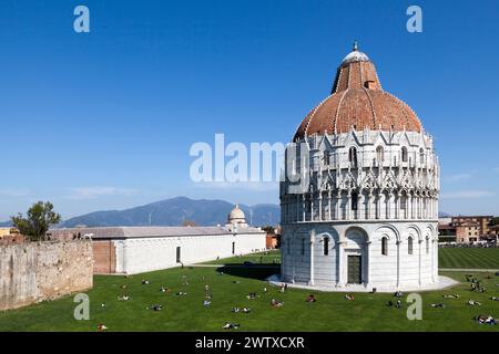 Pisa, Italien - März 31 2019: Piazza dei Miracoli mit dem Pisa Baptisterium, dem Camposanto und einem teilweisen Blick auf die Stadtmauern. Stockfoto