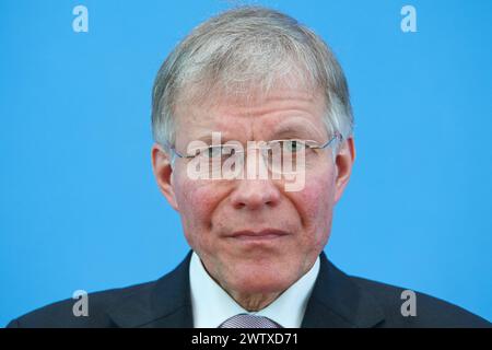 Pressekonferenz zur Vorstellung des UNDP-Berichts den Stillstand durchbrechen - Kooperation in einer polarisierten Welt neu denken ueber die menschliche Entwicklung 2023/24 in Berlin. Foto vom 19.03.2024: Ekkehard Griep, Vorsitzender der Deutschen Gesellschaft für die Vereinten Nationen e.V. DGVN die Ungleichheit zwischen reichen und armen Laendern ist ein UN-Bericht zufolge gewachsen. Die globalen Ungleichheiten werden laut dem Bericht durch die starke wirtschaftliche Konzentration verschaerft. Fast 40 Prozent des weltweiten Warenhandels konzentrierte sich nur auf bis zu drei Laender. Im Stockfoto