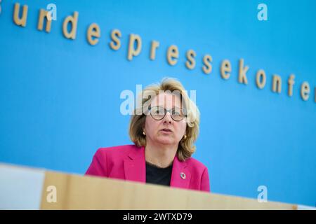 Pressekonferenz zur Vorstellung des UNDP-Berichts den Stillstand durchbrechen - Kooperation in einer polarisierten Welt neu denken ueber die menschliche Entwicklung 2023/24 in Berlin. Foto vom 19.03.2024: Bundesministerin für wirtschaftliche Zusammenarbeit und Entwicklung Svenja Schulze die Ungleichheit zwischen reichen und armen Laendern ist ein UN-Bericht zufolge gewachsen. Die globalen Ungleichheiten werden laut dem Bericht durch die starke wirtschaftliche Konzentration verschaerft. Fast 40 Prozent des weltweiten Warenhandels konzentrierte sich nur auf bis zu drei Laender. Im Jahr 2021 Stockfoto