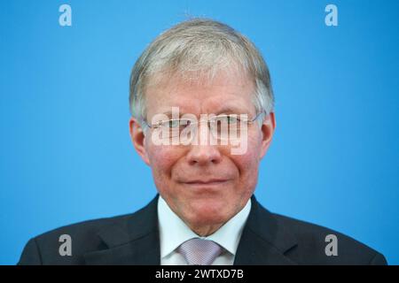 Pressekonferenz zur Vorstellung des UNDP-Berichts den Stillstand durchbrechen - Kooperation in einer polarisierten Welt neu denken ueber die menschliche Entwicklung 2023/24 in Berlin. Foto vom 19.03.2024: Ekkehard Griep, Vorsitzender der Deutschen Gesellschaft für die Vereinten Nationen e.V. DGVN die Ungleichheit zwischen reichen und armen Laendern ist ein UN-Bericht zufolge gewachsen. Die globalen Ungleichheiten werden laut dem Bericht durch die starke wirtschaftliche Konzentration verschaerft. Fast 40 Prozent des weltweiten Warenhandels konzentrierte sich nur auf bis zu drei Laender. Im Stockfoto