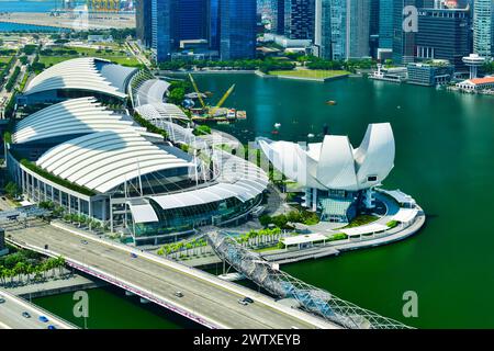SINGAPUR-2. OKTOBER 2018 : Wolkenkratzer des Geschäftsviertels, gesehen über Marina Bay Singapur Stockfoto