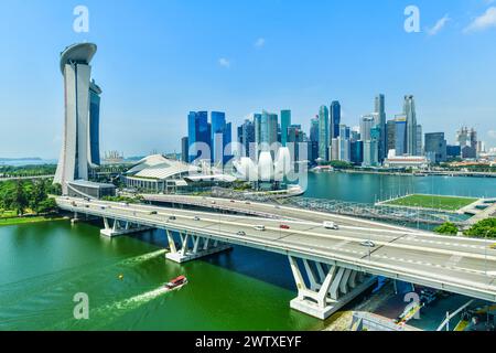 SINGAPUR-2. OKTOBER 2018 : Wolkenkratzer des Geschäftsviertels, gesehen über Marina Bay Singapur Stockfoto