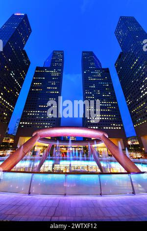 Brunnen-Show am Brunnen von Reichtum Suntec Tower in Singapur. Brunnen des Reichtums ist größte Brunnen in Singapur. Stockfoto