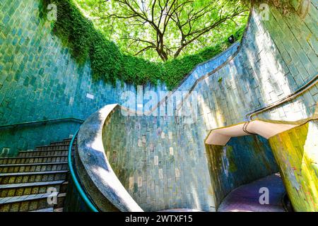 Blick auf eine Wendeltreppe eines unterirdischen Tunnelübergangs im Fort Canning Park, Singapur Stockfoto