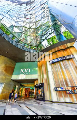 SINGAPUR - 3. OKTOBER 2018: ION Orchard - eines der besten Einkaufszentren an der Orchard Road. Im Einkaufszentrum finden Sie mehr als 300 Geschäfte der berühmten Marken in Sing Stockfoto