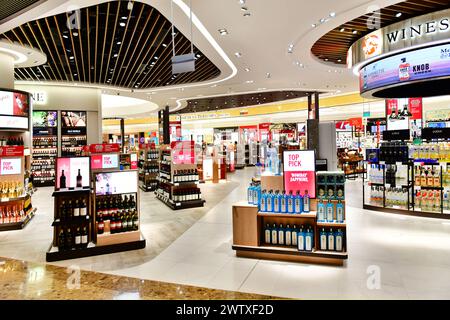 Flughafen Changi, Singapur - OKTOBER 3,2018 : Wein- und Spirituosengeschäft am Flughafen Singapur Changi Terminal 4 ist ein neu gebautes Passagierterminal Stockfoto