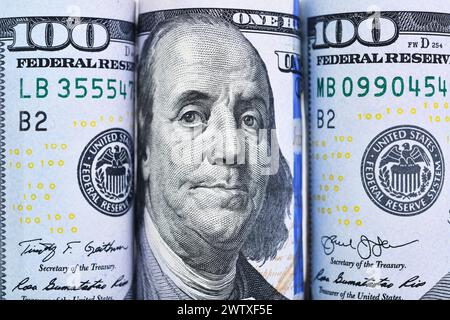 Nahaufnahme vieler Rolls 100 US-Dollar-Banknoten auf weißem Hintergrund Stockfoto