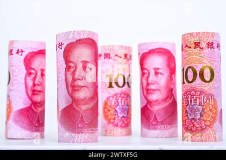 Rollt 100 Yuan, chinesisches Geld ist weißer Hintergrund Stockfoto