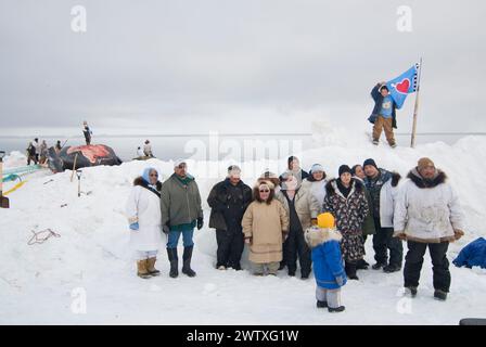 Die Walfangfamilie Arey's hat im Frühling einen Rundwal auf dem Packeis über der Chukchi-See vor der Küste von Utqiagvik Alaska gefangen Stockfoto