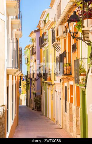 Enge Straße mit bunten Häusern in Villajoyosa, Spanien Stockfoto