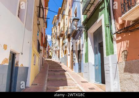 Stufen in einer Straße mit bunten Häusern in Villajoyosa, Spanien Stockfoto