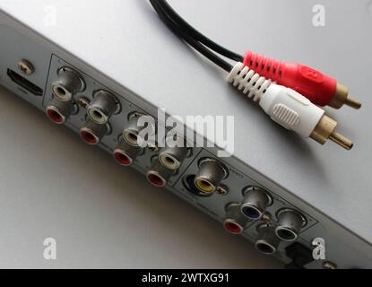 Audiokabel mit zwei farbigen RCA-Steckern befindet sich auf der Oberseite des DVD-Players Stockfoto