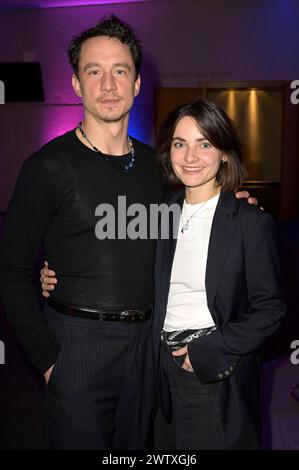 Laurence Rupp und Paula Schramm bei der Premiere der Fernsehserie Kafka in der Urania Berlin. Berlin, 19.03.2024 *** Laurence Rupp und Paula Schramm bei der Premiere der Fernsehserie Kafka auf der Urania Berlin Berlin, 19 03 2024 Foto:XF.xKernx/xFuturexImagex kafka 4147 Stockfoto