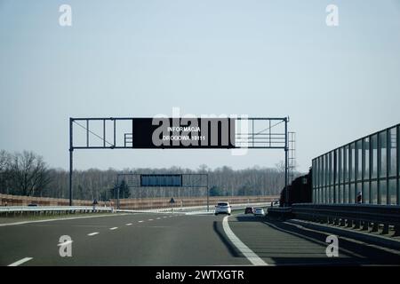 Minsk Mazowiecki, Polen - 10. März 2024 - Informationstafel für Straßenhilfe auf der Autobahn A2 Stockfoto