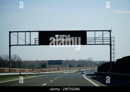 Minsk Mazowiecki, Polen - 10. März 2024 - Informationstafel für Straßenhilfe auf der Autobahn A2 Stockfoto