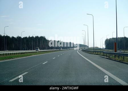 Minsk Mazowiecki, Polen - 10. März 2024 - Autobahn A2 aus Fahrersicht Stockfoto