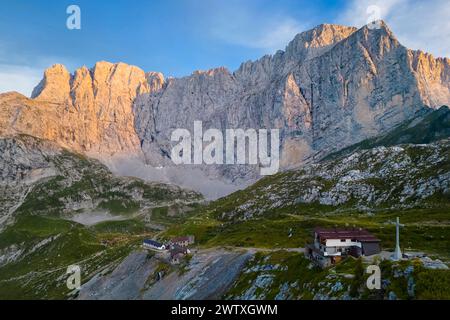 Aus der Vogelperspektive auf die Albani-Schutzhütte und die Nordwand der Presolana bei Sonnenaufgang. Val di Scalve, Bezirk Bergamo, Lombardei, Italien, Südeuropa. Stockfoto