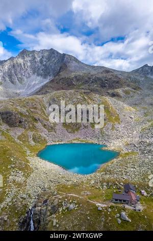 Blick auf die Franco Tonolini Schutzhütte und den Rotondo See im wunderschönen Val Miller. Sonico, Val Camonica, Bezirk Brescia, Lombardei, Italien. Stockfoto