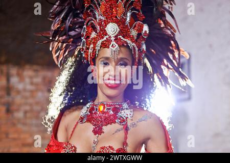 Porträt, Kostüm und Karneval für brasilianische Tänzerin, Feier und traditionelles Festival. Tanzen, lächeln oder Samba für Auftritte in Rio de Stockfoto