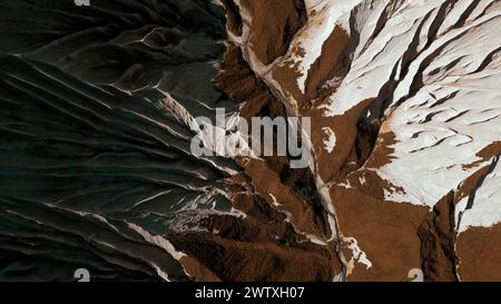 Blick von oben auf die geheimnisvollen Bergfelsen. Clip. Weiße Steinschichten und brauner Grund. Stockfoto