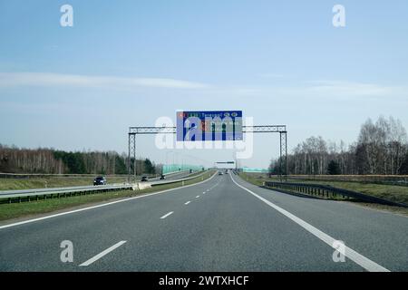 Minsk Mazowiecki, Polen - 10. März 2024 - Informationstafel auf der Autobahn A2 Stockfoto