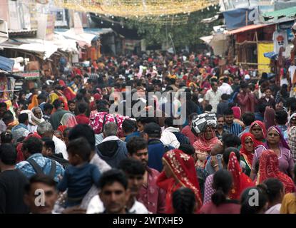 Bunte Menschenmassen spazieren auf dem Markt der Stadt Pushkar während der Kamelmesse im November, indien, Rajasthan Stockfoto
