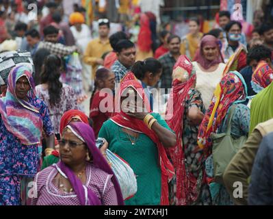 Bunte Menschenmassen spazieren auf dem Markt der Stadt Pushkar während der Kamelmesse im November, indien, Rajasthan Stockfoto
