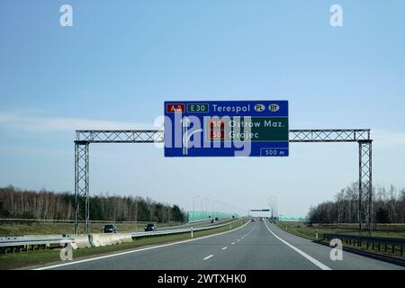 Minsk Mazowiecki, Polen - 10. März 2024 - Informationstafel auf der Autobahn A2 Stockfoto