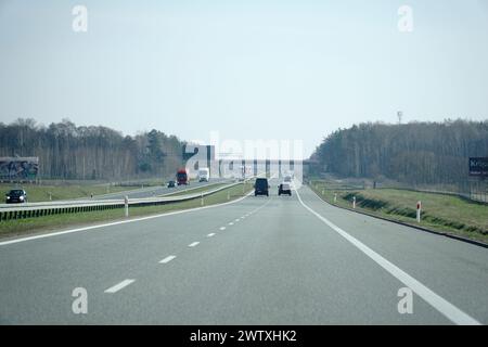 Minsk Mazowiecki, Polen - 10. März 2024 - Autobahn A2 aus Fahrersicht Stockfoto