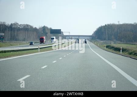 Minsk Mazowiecki, Polen - 10. März 2024 - Autobahn A2 aus Fahrersicht Stockfoto