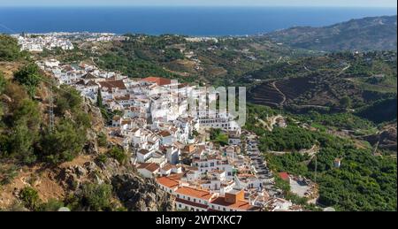 Wunderschöner Blick aus der Luft über das berühmte weiße Dorf Frigiliana, Andalusien, Spanien. Idealer Ort zum Entspannen und Urlaub. Stockfoto