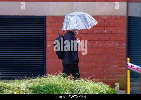 Preston, Lancashire. Wetter in Großbritannien 20. März 2024. März 2024 Wetter in Großbritannien. Studenten, die zum Morgenstudium im Stadtzentrum ankommen. Regen, Regen verschwindet Regen, Regen – verschwindet, kommt noch einmal.Credit; MediaWorldImages/AlamyLiveNews Stockfoto