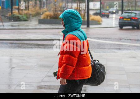 Preston, Lancashire. Wetter in Großbritannien 20. März 2024. März 2024 Wetter in Großbritannien. Studenten, die morgens im Stadtzentrum studieren. Regen, Regen, Regen, Regen, Regen, Regen - gehen, Kommen Sie wieder an einem Tag. Credit; MediaWorldImages/AlamyLiveNews Stockfoto