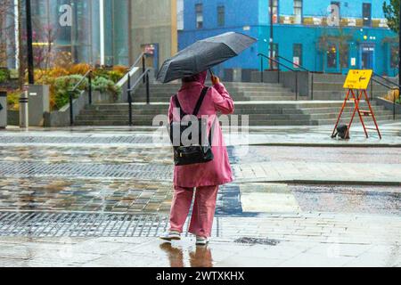 Preston, Lancashire. Wetter in Großbritannien 20. März 2024. März 2024 Wetter in Großbritannien. Studenten, die morgens im Stadtzentrum studieren. Regen, Regen, Regen, Regen, Regen, Regen - gehen, Kommen Sie wieder an einem Tag. Credit; MediaWorldImages/AlamyLiveNews Stockfoto