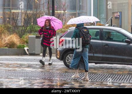 Preston, Lancashire. Wetter in Großbritannien 20. März 2024. März 2024 Wetter in Großbritannien. Studenten, die morgens im Stadtzentrum studieren. Regen, Regen, Regen, Regen, Regen, Regen - gehen, Kommen Sie wieder an einem Tag. Credit; MediaWorldImages/AlamyLiveNews Stockfoto