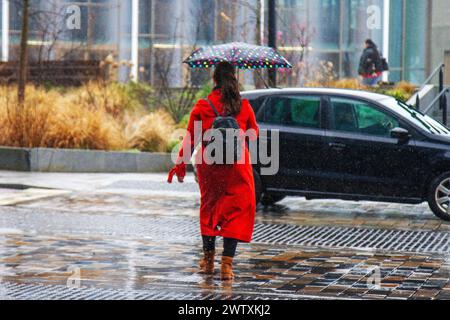 Preston, Lancashire. Wetter in Großbritannien 20. März 2024. März 2024 Wetter in Großbritannien. Studenten, die morgens im Stadtzentrum studieren. Regen, Regen, Regen, Regen, Regen, Regen - gehen, Kommen Sie wieder an einem Tag. Credit; MediaWorldImages/AlamyLiveNews Stockfoto