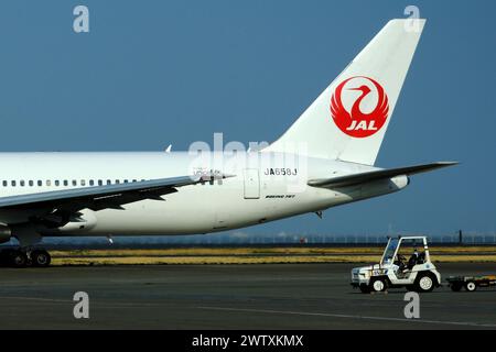 Tokio, Japan. März 2024. JAL Aircraft wartet auf der Landebahn auf Passagiere am Terminal 1 des Internationalen Flughafens Tokio Haneda. JAL hat den „Ouen Saver“-Tarif für Flüge im März festgelegt, um den Wiederaufbau nach dem Erdbeben auf der Halbinsel Noto zu unterstützen. (Foto: James Matsumoto/SOPA Images/SIPA USA) Credit: SIPA USA/Alamy Live News Stockfoto