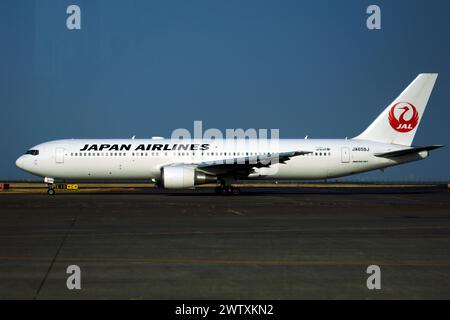 Tokio, Japan. März 2024. JAL Aircraft wartet auf der Landebahn auf Passagiere am Terminal 1 des Internationalen Flughafens Tokio Haneda. JAL hat den „Ouen Saver“-Tarif für Flüge im März festgelegt, um den Wiederaufbau nach dem Erdbeben auf der Halbinsel Noto zu unterstützen. (Foto: James Matsumoto/SOPA Images/SIPA USA) Credit: SIPA USA/Alamy Live News Stockfoto