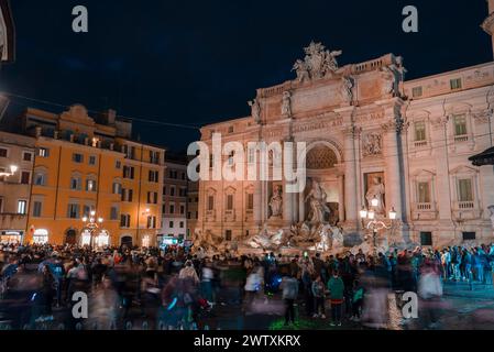 Rom, Italien. Atemberaubend verzierter Trevi-Brunnen, eingebaut, bei Nacht beleuchtet Stockfoto