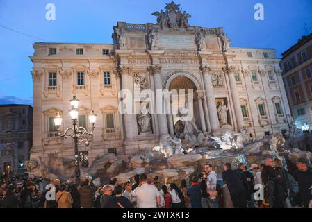 Rom, Italien. Atemberaubend verzierter Trevi-Brunnen, eingebaut, bei Nacht beleuchtet Stockfoto