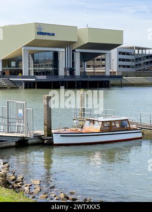 Dordrecht, Niederlande - 19. März 2024: Faszinierender blick über den Fluss Wantij, den Kinepolis Kinepolis Kinepolis-Kinokomplex am Fluss in Dordrecht Stockfoto