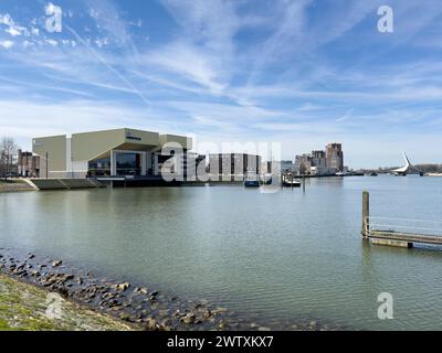 Dordrecht, Niederlande - 19. März 2024: Faszinierender blick über den Fluss Wantij, den Kinepolis Kinepolis Kinepolis-Kinokomplex am Fluss in Dordrecht Stockfoto