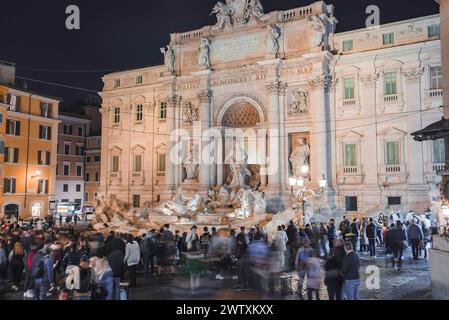 Rom, Italien. Atemberaubend verzierter Trevi-Brunnen, eingebaut, bei Nacht beleuchtet Stockfoto