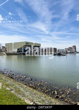 Dordrecht, Niederlande - 19. März 2024: Faszinierender blick über den Fluss Wantij, den Kinepolis Kinepolis Kinepolis-Kinokomplex am Fluss in Dordrecht Stockfoto