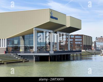 Dordrecht, Niederlande - 19. März 2024: Faszinierender blick über den Fluss Wantij, den Kinepolis Kinepolis Kinepolis-Kinokomplex am Fluss in Dordrecht Stockfoto