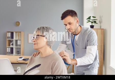 Arzt oder Krankenschwester verwendet Stethoskop, um ältere Patientinnen während der medizinischen Untersuchung zu untersuchen Stockfoto