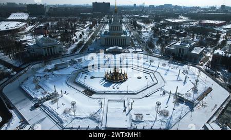 Blick von oben auf den runden Platz im Winter. Kreativ. Wunderschöner historischer Platz mit Brunnen an sonnigen Wintertagen. Sovetskaja Platz mit Architektur und Stockfoto